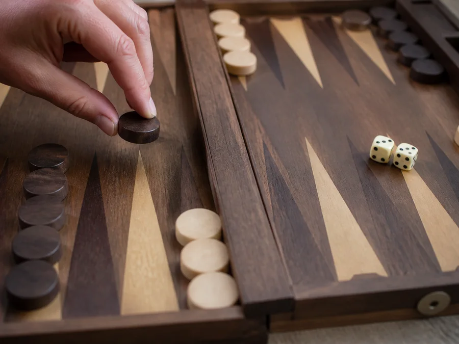 Backgammon AI play with difficulty settings, hints, undo, and replay